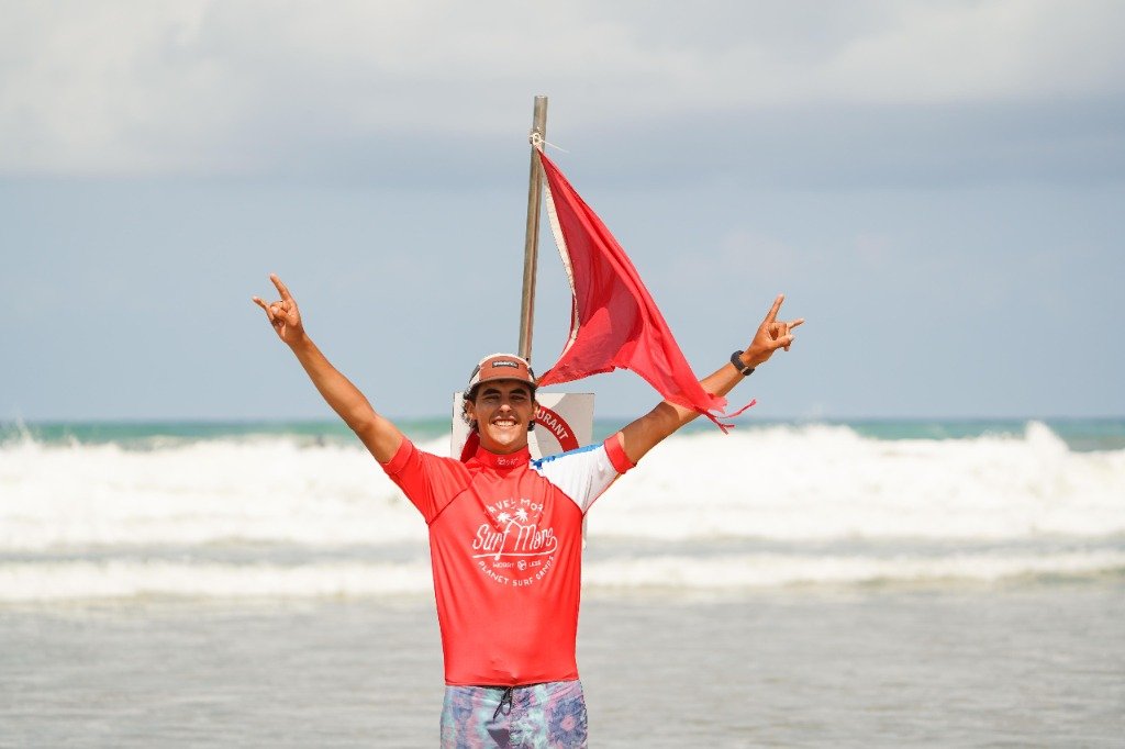 Clases de surf en Telde con Waya Surf School - Instructor profesional en Gran Canaria
